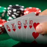 Why do online baccarat tables include score tracking?